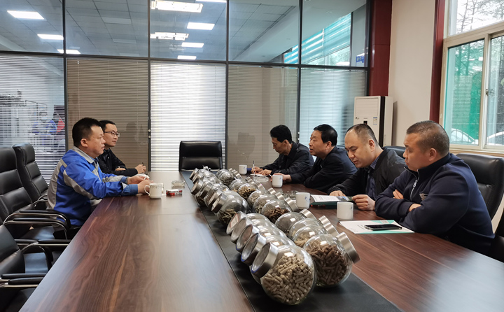 與集團(tuán)總經(jīng)理孫寧波及部門負(fù)責(zé)人座談，就項(xiàng)目建設(shè)、環(huán)境影響、補(bǔ)貼政策等內(nèi)容進(jìn)行了探討交流