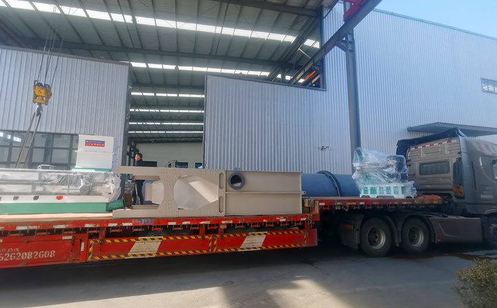 顆粒機生產線相關設備正在裝車 顆粒機生產線相關設備正在裝車