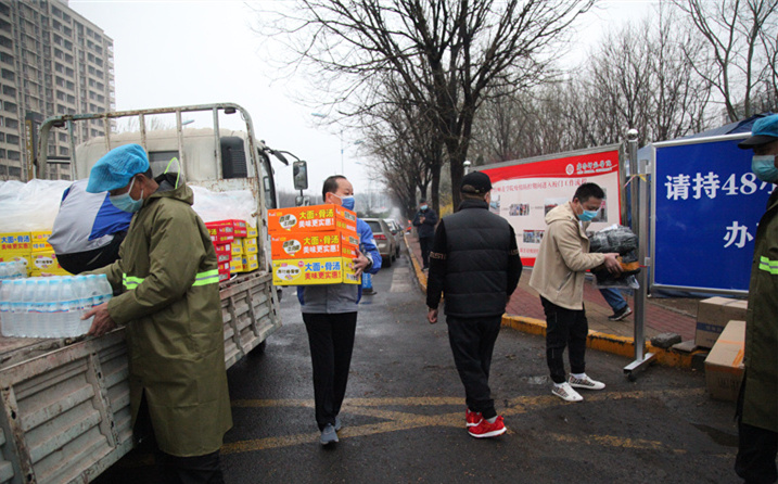 2月25日,山東金格瑞機(jī)械有限公司派代表來(lái)到齊魯師范學(xué)院捐贈(zèng)防疫物資,保障校園防疫物品備足備齊,助力學(xué)校的疫情防控工作。 2月25日,山東金格瑞機(jī)械有限公司派代表來(lái)到齊魯師范學(xué)院捐贈(zèng)防疫物資,保障校園防疫物品備足備齊,助力學(xué)校的疫情防控工作。
