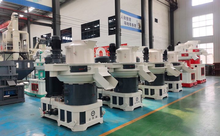 山東金格瑞顆粒機廠家負責免費提供制粒生產線方案，為每一位客戶進行試機；產品使用中，我們給客戶提供“保姆式”服務，定期進行電話回訪，定期進行現場專訪；讓您在產品使用過程中，放心、安心、舒心