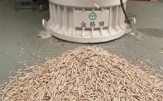 木屑顆粒機加工環(huán)保燃料顆粒，用綠色昭示未來